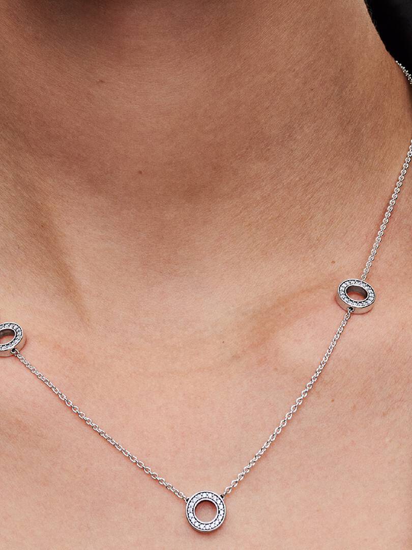 Q124_B_PDP_Model_Single_30_1x1_RGB_necklace