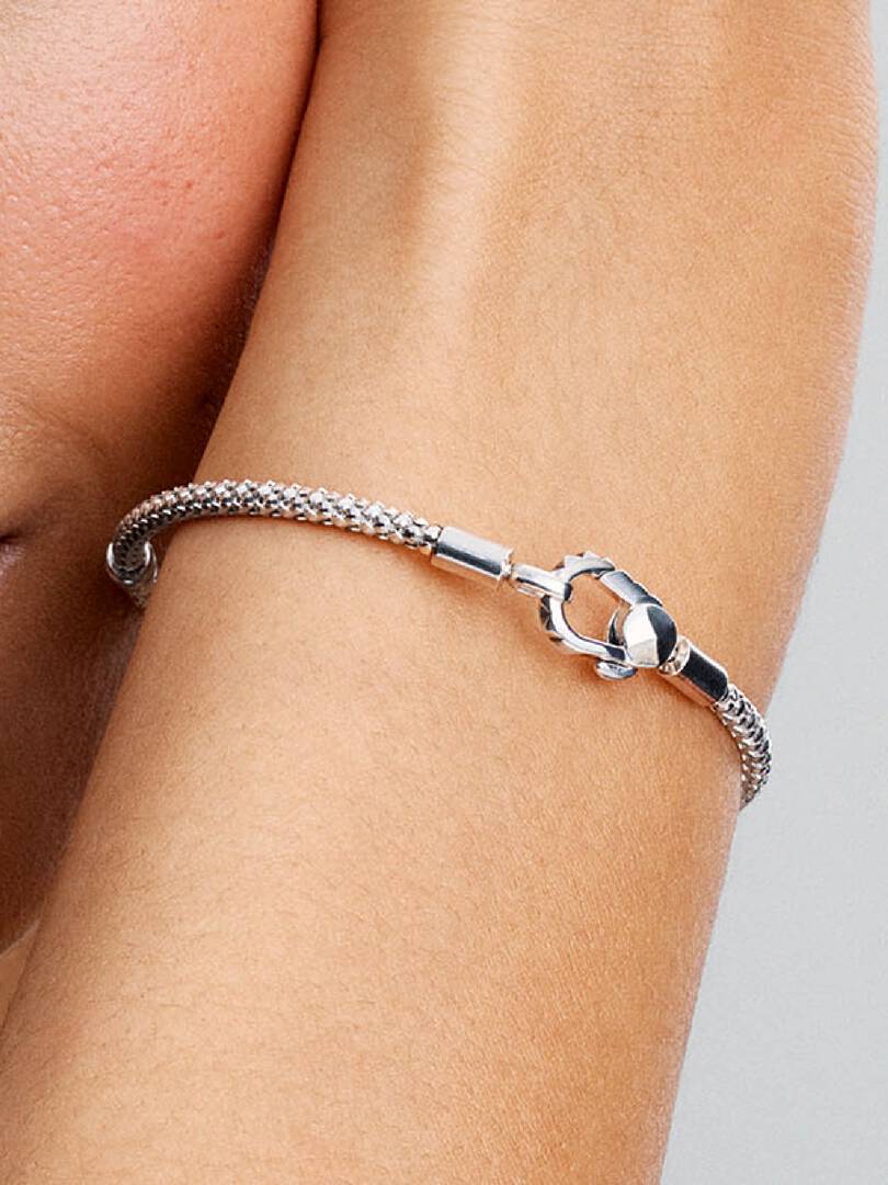 Q125_A_PDP_MODEL_SINGLE_61_1x1_RGB_bracelet