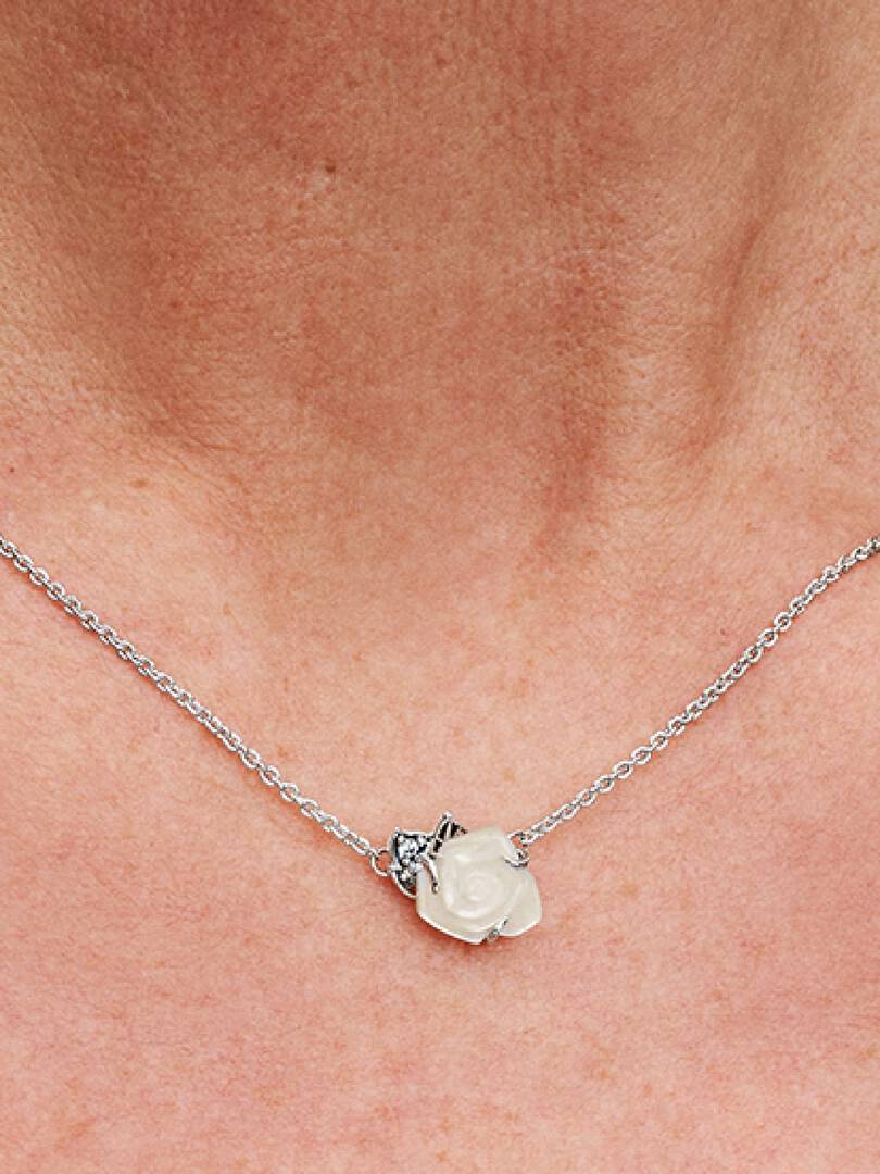 Q224_C_PDP_Model_Single_18_1x1_RGB_necklace